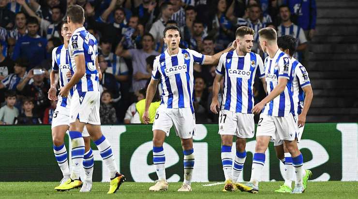 VÀO! Takefusa Kubo đón quả tạt trong vòng cấm và đánh đầu về phía bên kia khung thành, nơi Robert Navarro (Real Sociedad) đang ẩn nấp và cầu thủ này dễ dàng chích bóng vào lưới. 3:0.