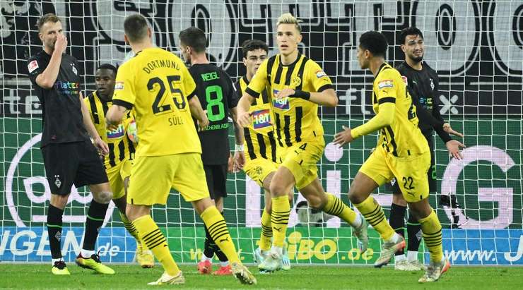 Vào! Nico Schlotterbeck (Dortmund) đã có mặt đúng lúc đúng chỗ để lấy bóng bật ra trong vòng cấm, và anh ấy sút bóng vào bên trái khung thành. Tỉ số là 3:2.