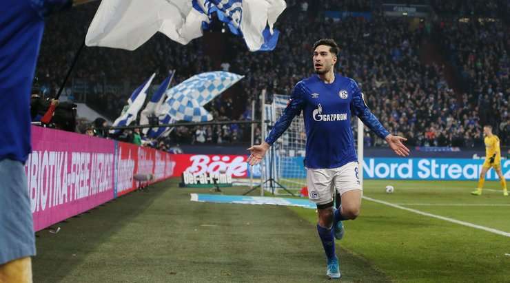 Vào! Suat Serdar (Schalke) sút bóng bật ra vào góc trái phía dưới sau khi bóng đến chỗ anh ấy trong vòng cấm. Tỉ số là 1:0.