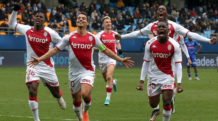 Vào! Wissam Ben Yedder (Monaco) đã có mặt đúng lúc đúng chỗ để lấy bóng bật ra trong vòng cấm, và anh ấy sút bóng đi chìm vào phía trong cột dọc bên trái. Tỉ số là 1:1.
