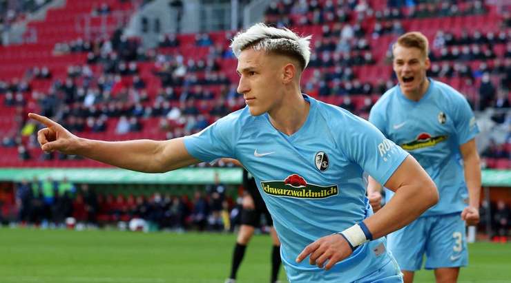 Vào! Nico Schlotterbeck (Freiburg) đã có mặt đúng lúc đúng chỗ để chộp lấy bóng bật ra trong vòng cấm, và anh ấy sút bóng thành bàn. Tỉ số là 1:2.
