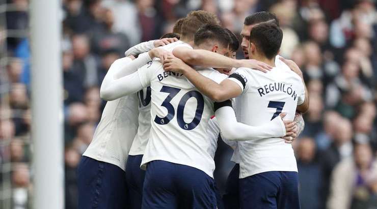 Một bàn phản lưới do lỗi của Kurt Zouma (West Ham), anh nỗ lực ngăn cản một quả tạt của đối phương, nhưng lại xui xẻo làm bóng đổi hướng vào sát cột dọc bên trái của khung thành đội nhà.