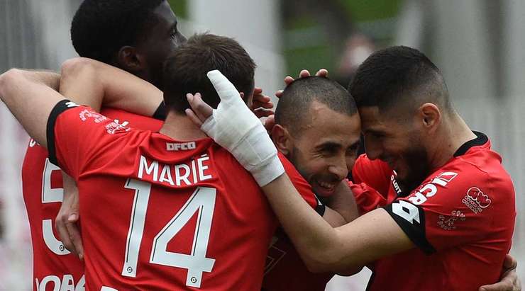 Vào - 1:0! Fouad Chafik (Dijon) tung một cú sút từ rìa vòng cấm và ghi bàn vào góc phải phía trên. Yassine Benzia kiến tạo thành bàn.