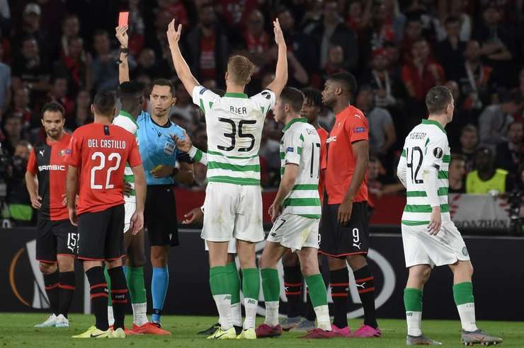 THẺ ĐỎ! Vakoun Issouf Bayo (Celtic) có một pha vào bóng lỗi và cầu thủ này phải nhận chiếc thẻ vàng thứ hai từ trọng tài Jose Sanchez. Anh ấy đã có thể đi tắm sớm.