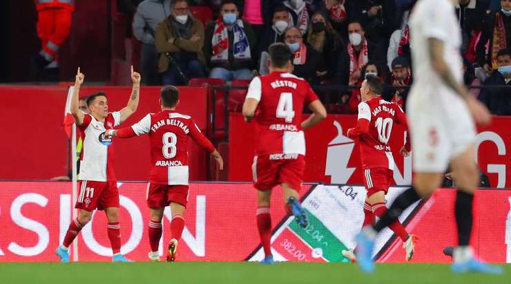 Vào! Franco Cervi (Celta Vigo) tung một cú sút một chạm trong vòng cấm và đánh bại thủ môn đối phương. Bóng đi vào góc thấp bên phải khung thành. 0:1.