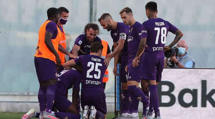 Vào! Lyanco Vojnovic (Torino) đưa bóng vào lưới nhà trong một nỗ lực ngăn chặn một đường chuyền.