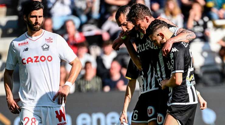 Pierrick Capelle (Angers) có vẻ như đã dính phải một chấn thương.