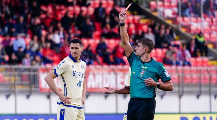 THẺ ĐỎ! Giangiacomo Magnani (Verona) có vẻ như không thể tin vào mắt mình khi anh nhận được quyết định của trọng tài sau khi xem lại băng ghi hình.