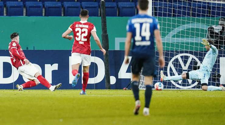 Ermedin Demirovic (Freiburg) nhận một đường chuyền sát thủ, đặt anh vào thế đối mặt với thủ môn và anh đã bình tĩnh đưa bóng vào lưới.