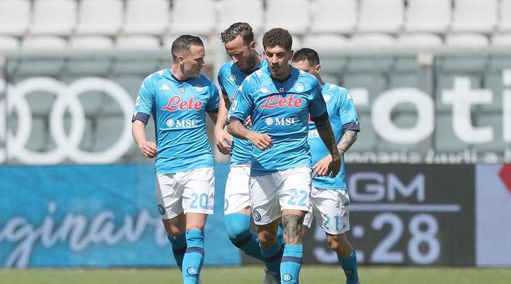Tỉ số là 0:1! Giovanni Di Lorenzo chuyền bóng cho Piotr Zielinski (Napoli) trong vòng cấm, người không bị ai kèm và sút bóng vào bên trái mành lưới.