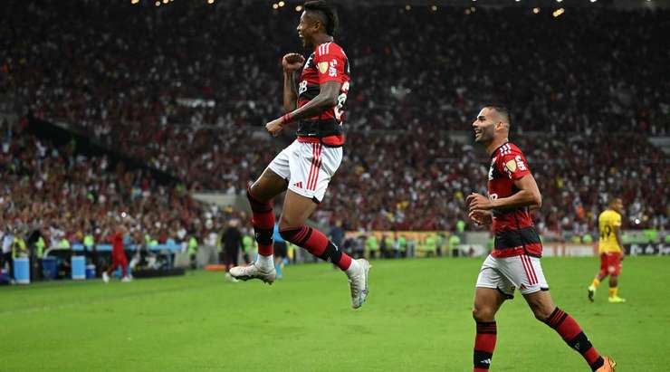 Vào! Trong một tình huống hỗn loạn ở bên trong vòng cấm, Everton Ribeiro vẫn kịp chích mũi giày chuyền bóng cho Bruno Henrique (Flamengo RJ), và cầu thủ này không đợi phải mời lần thứ hai để sút bóng vào góc trái khung thành. Tỉ số là 3:0.