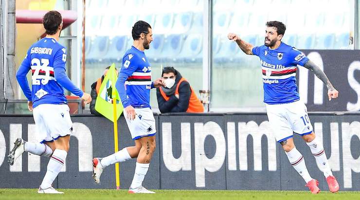 Vào! Manolo Gabbiadini thể hiện nhãn quan chiến thuật tuyệt vời bằng một đường chuyền tinh quái bên trong vòng cấm. Francesco Caputo (Sampdoria) cũng đã hoàn thành tốt phần việc của mình với cú sút một chạm, đưa bóng đi chìm vào chính giữa khung thành. 1:0.