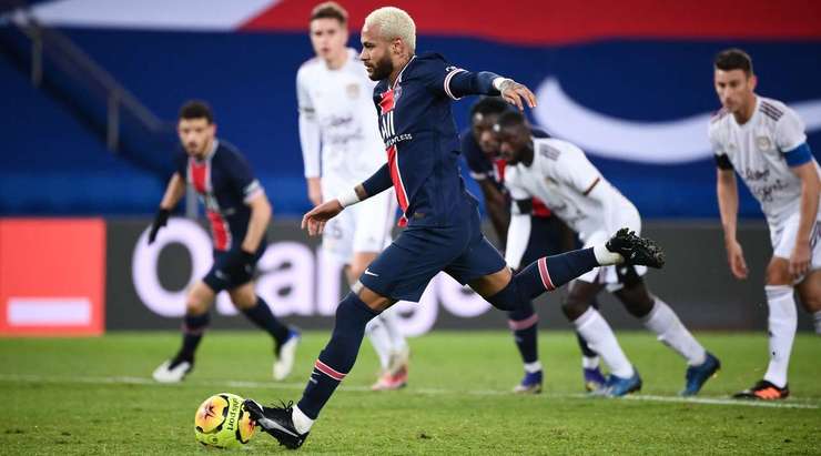 Vào! Neymar (Paris SG) sút bóng vào góc phải khung thành, vượt qua tầm với của Benoit Costil dù thủ môn đã đổ người hết cỡ.