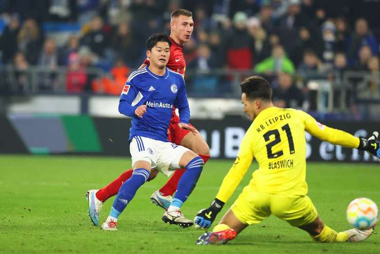 Vào! Soichiro Kozuki (Schalke) chớp cơ hội sau một tình huống bóng bật ra trong vòng cấm và đánh bại thủ môn với một cú sút vào góc thấp bên phải. Tỉ số đã được nâng lên: 1:4.