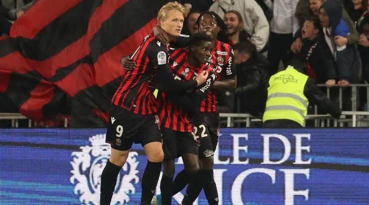 Kasper Dolberg (Nice) đón được quả tạt chuẩn xác của đồng đội và anh đánh đầu hiểm hóc vào phía trong cột dọc bên trái. Thủ môn đã không có chút cơ hội cản phá nào.