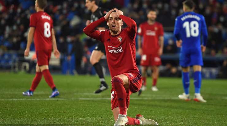 Kike Barja (Osasuna) thoát khỏi sự đeo bám của một hậu vệ đối phương và tung cú sút chìm từ một cự ly tầm trung về phía khung thành, nhưng thủ môn David Soria đã chọn vị trí tốt và có một tình huống bắt bóng an toàn.