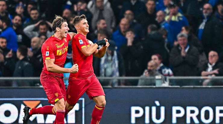 Vào! Một sai lầm từ hàng phòng ngự đã biếu không một cơ hội cho Lorenzo Colombo (Lecce). Cầu thủ này đã rất bình tĩnh và dễ dàng đệm bóng vào lưới từ cự li gần. 0:1.