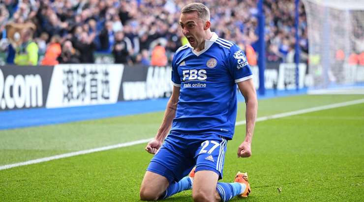 Vào! Timothy Castagne (Leicester) thể hiện sự nhạy bén của mình trong vòng cấm khi anh ấy đón một đường chuyền thông minh từ đồng đội và tung cú sút một chạm vào góc phải phía dưới. Victor Kristiansen là người đã kiến tạo bàn thắng. Tỉ số là 2:1.