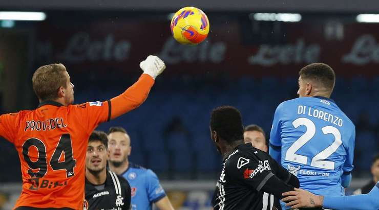 Quả phạt góc của các cầu thủ Napoli đã bị Ivan Provedel (Spezia) hóa giải. Thủ môn này đã chơi rất chắc chắn trong tình huống vừa rồi.
