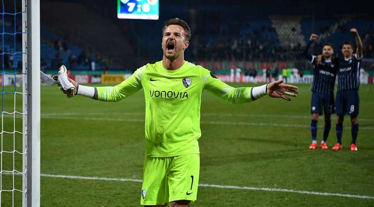 Vào! Manuel Riemann (Bochum) giành chiến thắng trên chấm phạt đền bằng một cú sút không thể cản phá, vượt qua tầm với của thủ môn Rafal Gikiewicz vào góc thấp bên trái.
