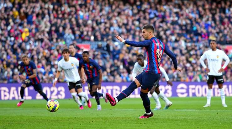 Ferran Torres (Barcelona) không thể ghi bàn từ chấm phạt đền! Cú sút của anh dội cột dọc bên trái.