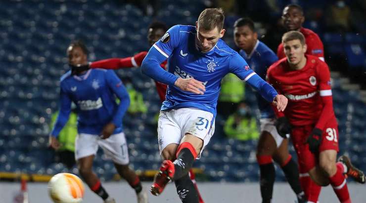 Vào! Borna Barisic (Rangers) giành chiến thắng trên chấm phạt đền bằng một cú sút không thể cản phá, vượt qua tầm với của thủ môn Ortwin De Wolf vào góc phải khung thành.