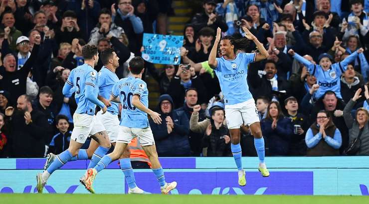 Một quả đá phạt được thực hiện hoàn hảo! Riyad Mahrez tạt bóng vào và Nathan Ake (Manchester City) bật cao dứt điểm tại rìa vòng 5m50. Cú đánh đầu từ cự li gần của anh ấy đi chìm vào ngay giữa khung thành, và tỉ số đã được thay đổi – 1:0.