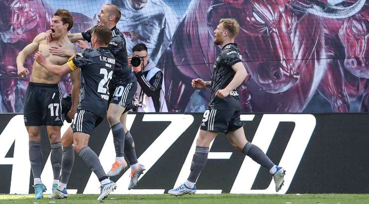 Kevin Behrens (Union Berlin) ghi bàn! Kevin Behrens (Union Berlin) được kiến tạo bởi Sven Michel và anh ấy đã cho thấy sự bình tĩnh tuyệt vời trong vòng cấm để sút bóng vào lưới. 1:2.