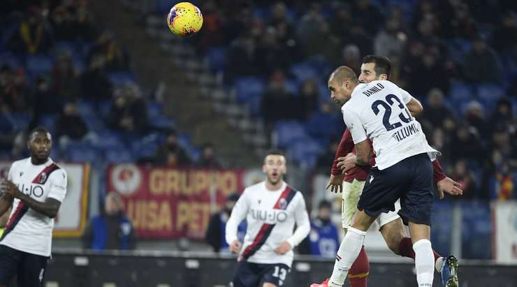 Henrikh Mkhitaryan (AS Roma) nhận một đường tạt bóng và ghi bàn bằng một cú đánh đầu chuẩn xác vào góc cao bên phải khung thành!