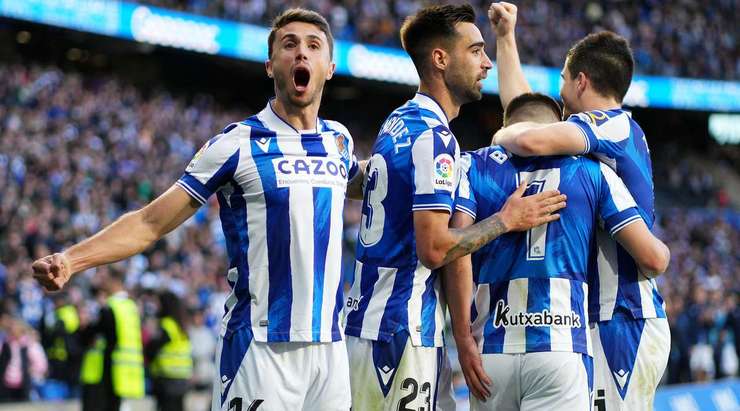Ander Barrenetxea (Real Sociedad) ghi bàn! Anh ấy đón một đường chuyền của đồng đội và tung một cú sút hoàn hảo từ rìa vòng cấm, đi vào phía trong cột dọc bên trái khung thành, vượt quá tầm với của thủ môn.