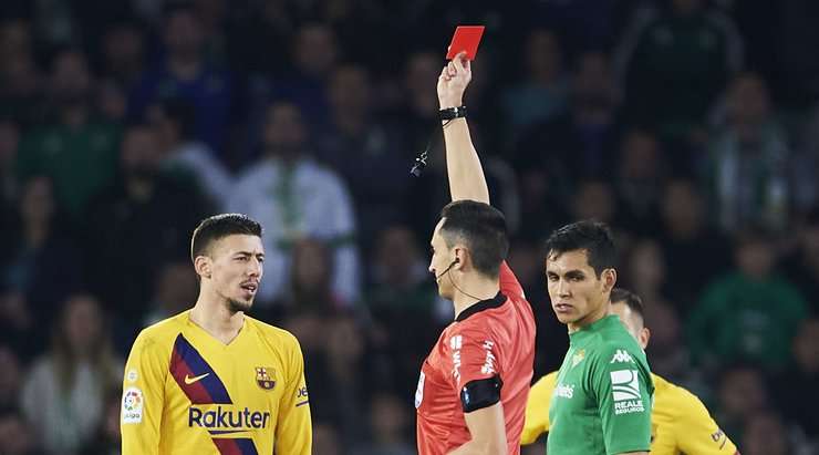Clement Lenglet (Barcelona) nhận thẻ vàng thứ hai từ trọng tài và anh biết điều gì sẽ xảy ra tiếp theo. Đó là một chiếc thẻ đỏ và trận đấu đã kết thúc với Clement Lenglet (Barcelona).