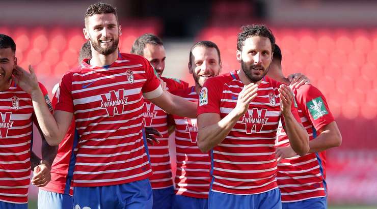 Vào! Victor Diaz quan sát nhanh và dứt điểm. Cú sút của anh ấy chạm người German Sanchez (Granada CF) và đổi hướng, đánh bại thủ môn. 1:0.