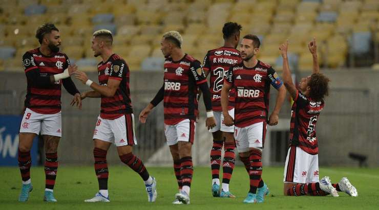 Vào! Bóng được treo vào vòng cấm từ quả phạt góc và tìm đến đầu của Willian Arao (Flamengo RJ), người đã nhảy cao nhất và thử vận may với một cú đánh đầu từ gần chấm phạt đền. Pha dứt điểm có đủ lực và đủ chính xác để đi vào góc thấp bên phải cầu môn. Tỉ số của trận đấu đã được cập nhật: 1:0.