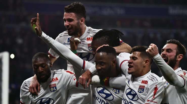 Vào! Jessy Moulin đã chạm được những đầu ngón tay vào bóng sau cú sút của Moussa Dembele (Lyon), nhưng chừng đó thôi không đủ ngăn trái bóng đi vào chính giữa khung thành.