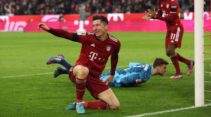 Nó đã đi vào lưới! Jamal Musiala tung một đường chuyền đến Robert Lewandowski (Bayern Munich), và anh ấy dễ dàng đưa bóng vào lưới trống. Tỉ số là 4:0.