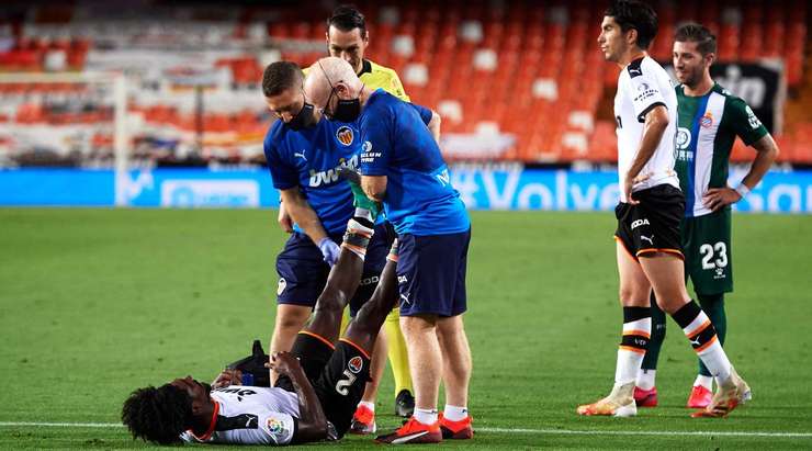 Thierry Correia (Valencia) đang yêu cầu trợ giúp y tế và trọng tài đã cho dừng trận đấu để các bác sĩ vào sân.