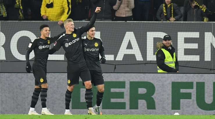 Bóng đã nằm trong lưới sau một pha dứt điểm xuất sắc của Erling Haaland (Dortmund)! Marco Reus chọc khe rất sắc sảo và kiến tạo cơ hội cho Erling Haaland (Dortmund), người đã phản ứng rất nhanh để thoát xuống đối mặt với thủ môn và dứt điểm từ cự li gần vào góc thấp bên trái khung thành. Tỉ số bây giờ là 3:5.