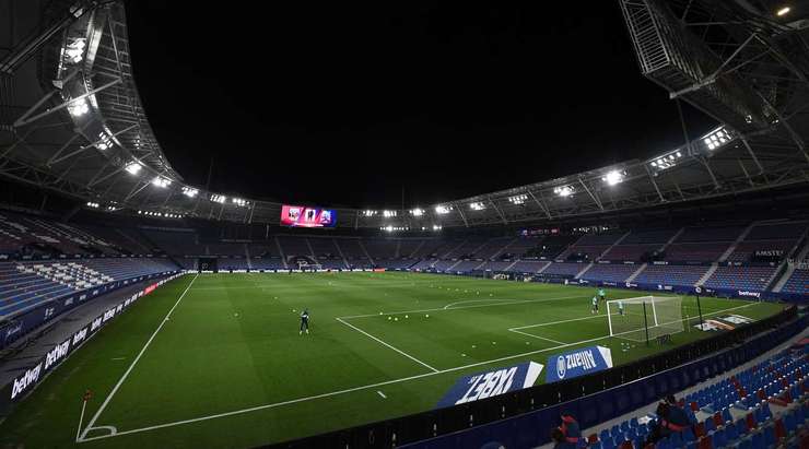 Chào mừng quý vị và các bạn đến với buổi bình luận trực tiếp của chúng tôi. Đội hình xuất phát sẽ được công bố trong ít phút nữa, vì vậy các bạn nên chuẩn bị một ít thức ăn và nước uống để có thể tận hưởng trận đấu ngày hôm nay.
