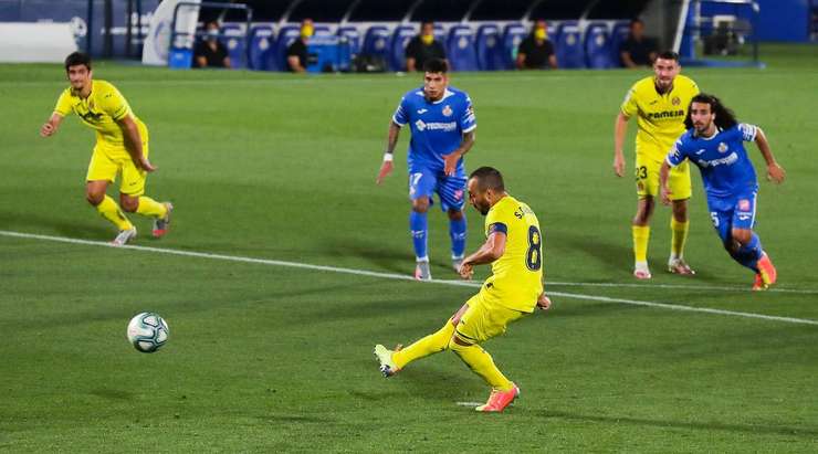 Vào! Santi Cazorla (Villarreal) tinh quái dừng lại một nhịp trước khi sút, chờ cho thủ môn David Soria đổ người trước khi bình tĩnh đưa bóng vào góc thấp bên phải.
