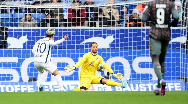 Takuma Asano (Bochum) đón một đường chuyền chính xác vào sâu bên trong vòng cấm từ Sebastian Polter, và cầu thủ này đã đánh bại thủ môn với một cú sút chìm chuẩn xác vào chính giữa khung thành. Tỉ số được nâng lên 1:2.