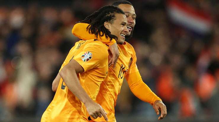 Đó là một bàn thắng! Tỉ số được nâng lên 2:0. Nathan Ake (Hà Lan) đón đường căng ngang rất tốt từ Denzel Dumfries và tung một cú đánh đầu từ cự li gần. Bóng đi dội cột dọc bên phải vào lưới. Thủ môn Dayle Coleing đã hoàn toàn bó tay.
