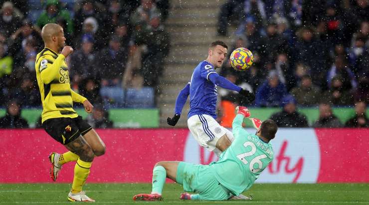 VÀO! Jamie Vardy (Leicester) nhận một đường chuyền và từ trong vòng cấm anh ấy lốp bóng qua Daniel Bachmann, người đã ra khỏi vạch vôi. Một pha dứt điểm tuyệt vời! 2:1.