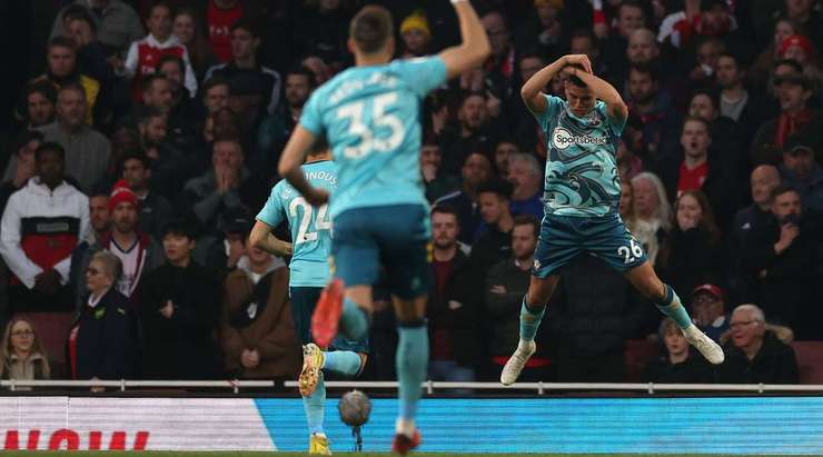 VÀO! Carlos Jonas Alcaraz (Southampton) cướp lấy quả bóng tại rìa vòng cấm sau một sai lầm tai hại của hàng thủ đối phương tung cú sút mạnh vào lưới. Tỉ số lúc này là 0:1.