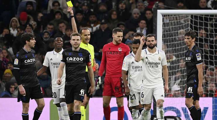 Nacho Fernandez (Real Madrid) đã hạ gục đối phương và nhận một chiếc thẻ vàng từ trọng tài cho hành động vừa rồi.