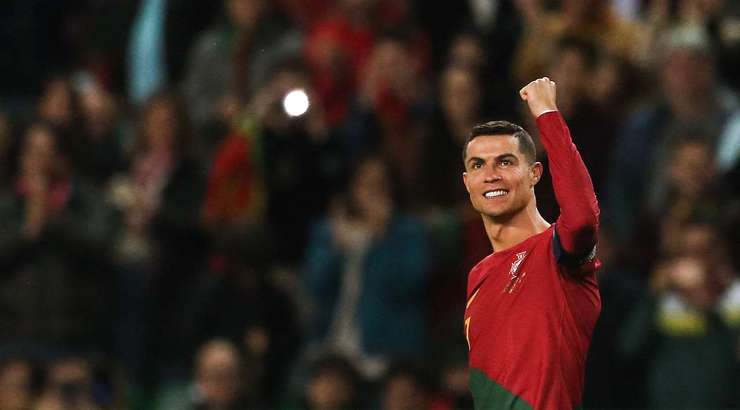 Cristiano Ronaldo (Bồ Đào Nha) thực hiện cú sút phạt ngay bên ngoài vòng cấm, đưa bóng vào góc cao bên phải khung thành. Một cú sút phạt tuyệt đẹp và chắc chắn rằng bàn thắng này sẽ làm hài lòng những người hâm mộ.