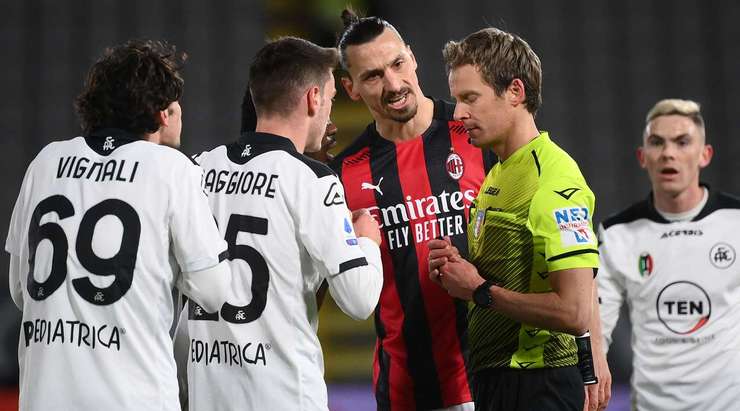 Luca Vignali (Spezia) cố gắng tranh luận với trọng tài Daniele Chiffi, nhưng anh ấy sớm nhận ra đó không phải là điều nên làm khi trọng tài này rút ra một chiếc thẻ vàng.
