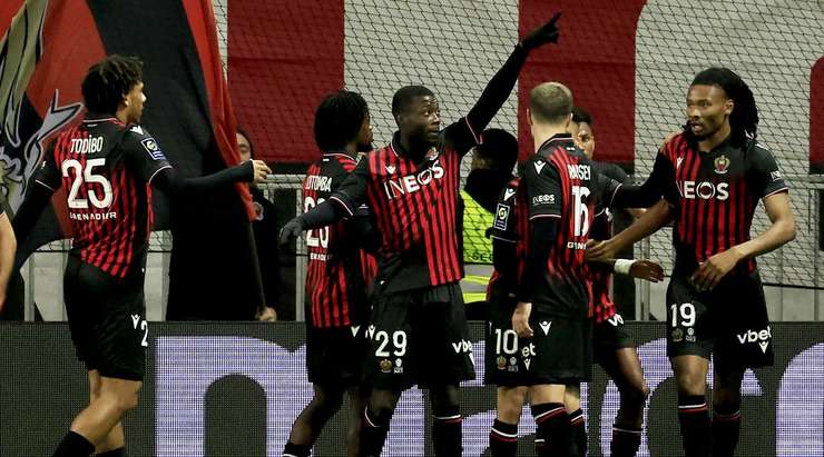 Vào! Khephren Thuram thể hiện nhãn quan tuyệt vời của mình với đường chuyền sắc sảo cho Nicolas Pepe (Nice), người đã rất bình tĩnh sút bóng vào góc phải phía dưới. Tỉ số là 1:0.