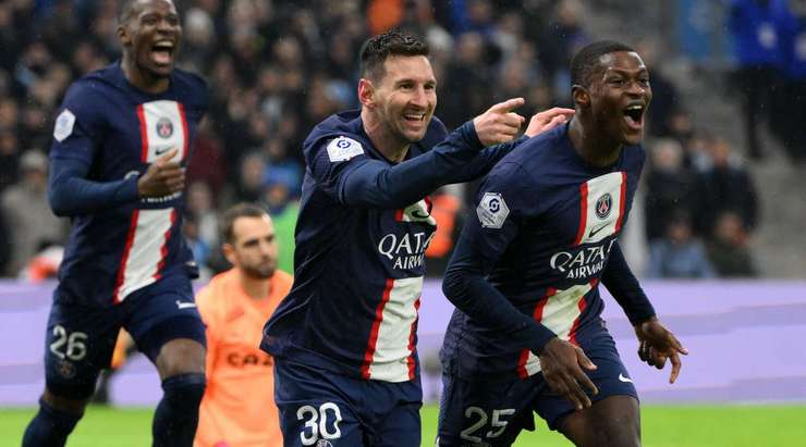Vào! Kylian Mbappe tung một đường chuyền tốt vào vòng cấm và bóng tìm đến Lionel Messi (Paris SG). Cầu thủ này không bỏ lỡ vận may của mình và dễ dàng sút bóng từ cự ly gần vào lưới. 0:2.