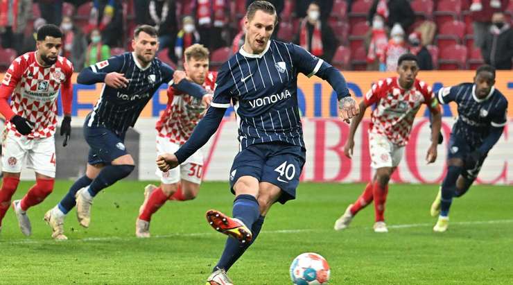 Cú sút vào góc thấp bên phải của Sebastian Polter (Bochum) từ chấm phạt đền đã không thể đánh bại được thủ môn. Robin Zentner đã đọc tình huống rất tốt và đổ người cản phá thành công.