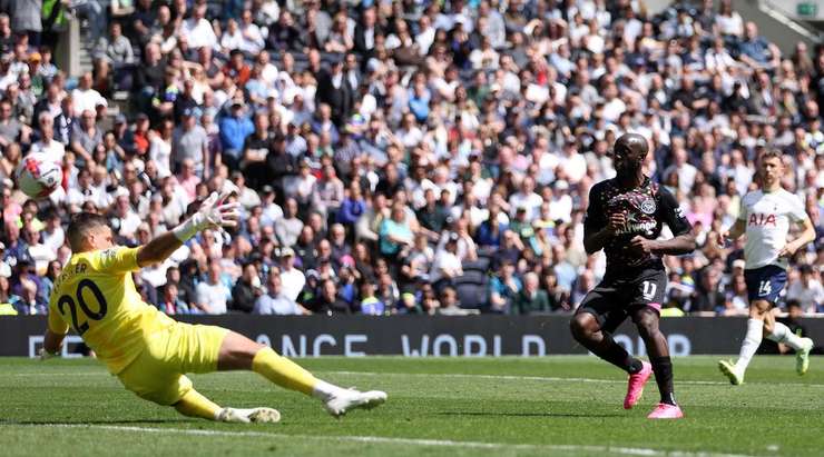 Một bàn thắng đồng đội tuyệt vời! Yoane Wissa (Brentford) được giải thoát trong vòng cấm bởi Bryan Mbeumo và không mắc một sai lầm nào với một pha dứt điểm tốt vào bên trái mành lưới. 1:3.